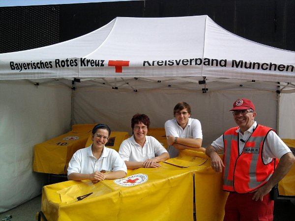 Mitglieder der BRK Bereitschaft Moosburg auf dem Oktoberfest 2011